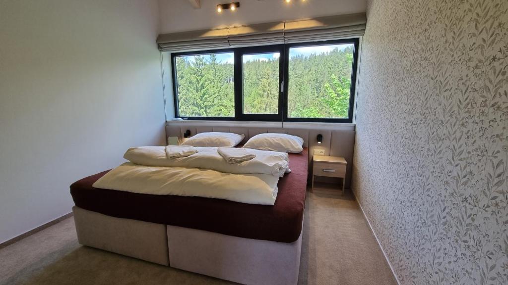 Postel nebo postele na pokoji v ubytování Chalets Hrabovo