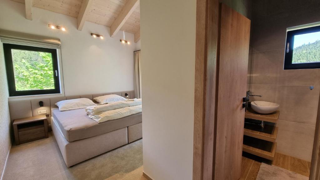 Postel nebo postele na pokoji v ubytování Chalets Hrabovo