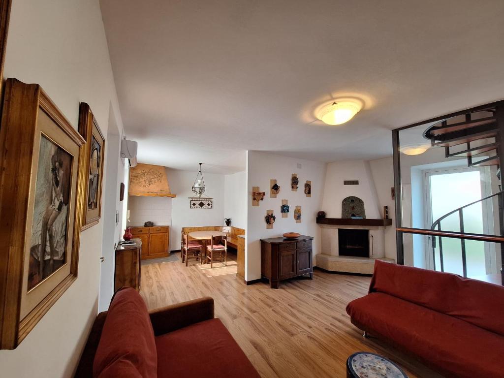 Una sala de estar con un sofá rojo y una mesa. en Alle Ceramiche, en Udine