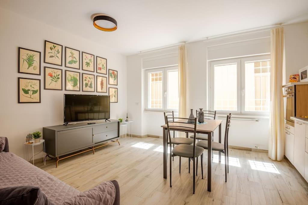 Televiisor ja/või meelelahutuskeskus majutusasutuses Modern Apartment “Il Cavallaccio” near the center