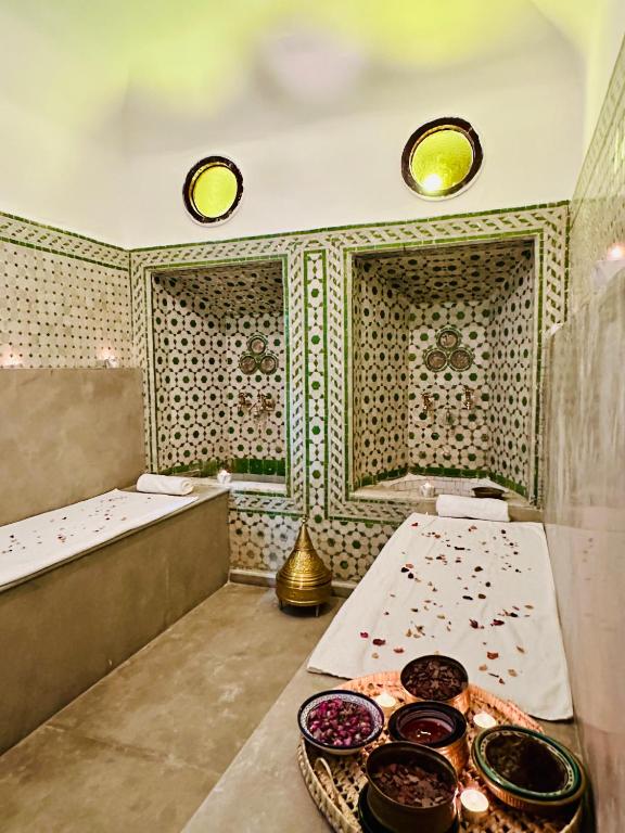 Postel nebo postele na pokoji v ubytování Riad Dilar Fes & Spa