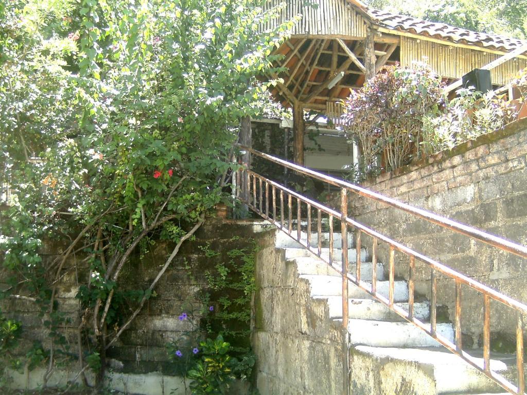 un conjunto de escaleras que conducen a un edificio en Hostel Tadeo San Juan del Sur en San Juan del Sur