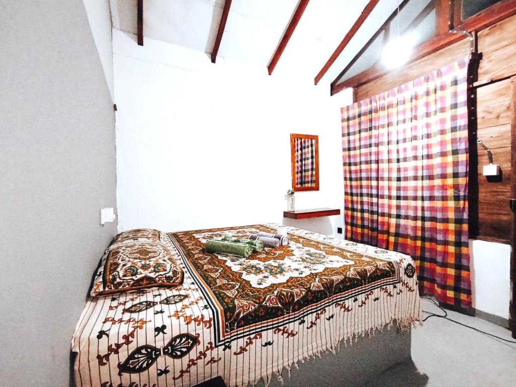 1 dormitorio con 1 cama en una habitación en Sanity Door Rooms and Hostel, en Arugam Bay