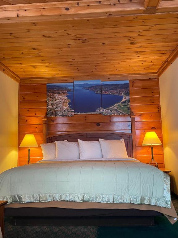 Postel nebo postele na pokoji v ubytování Lake Crest Inn