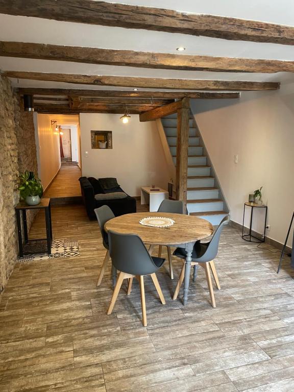 ViterneにあるMaison de campagne avec jardinの木製のテーブルと椅子のあるリビングルーム