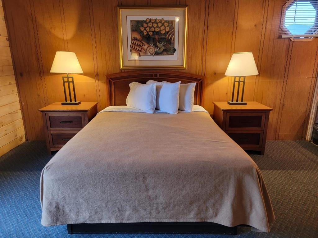 Postel nebo postele na pokoji v ubytování Lake Crest Inn