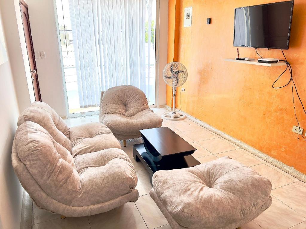 巴耶杜帕爾的住宿－Apartamento Cerca al Complejo Deportivo，客厅配有2把椅子和平面电视