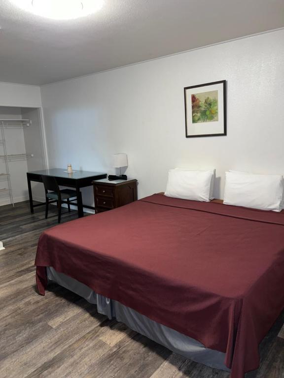 een hotelkamer met een bed en een tafel bij Tip Top Motel in Lihue