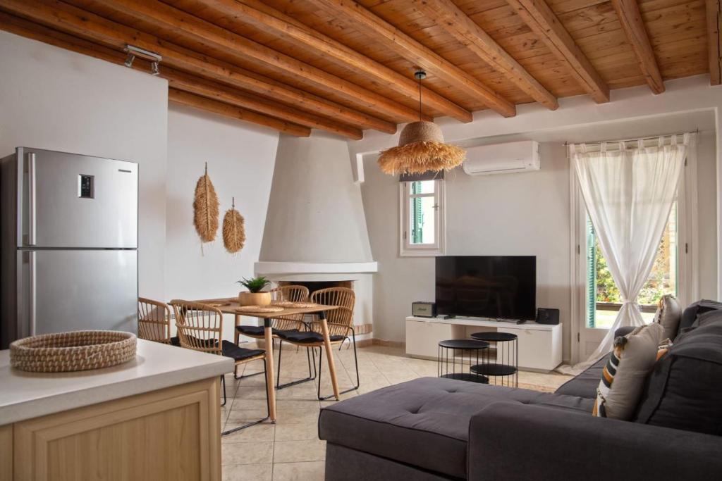 een keuken en een woonkamer met een bank en een tafel bij BATIS Beach House in Kypri