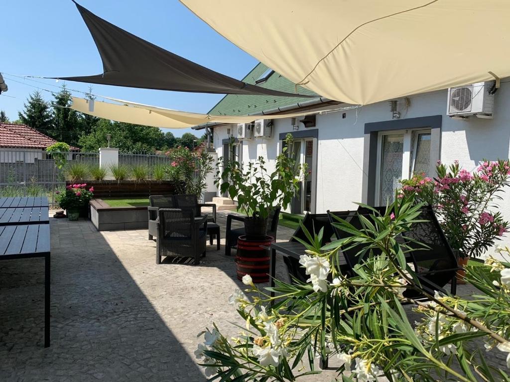 Vonkajšia záhrada v ubytovaní MiLLER's Inn Panzió és Étterem