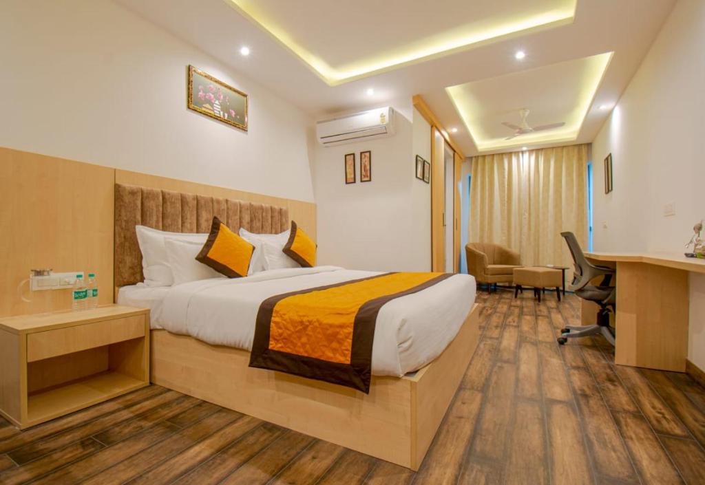 Habitación de hotel con cama y escritorio en De Atlantis Inn Hotel Near Delhi Airport en Nueva Delhi