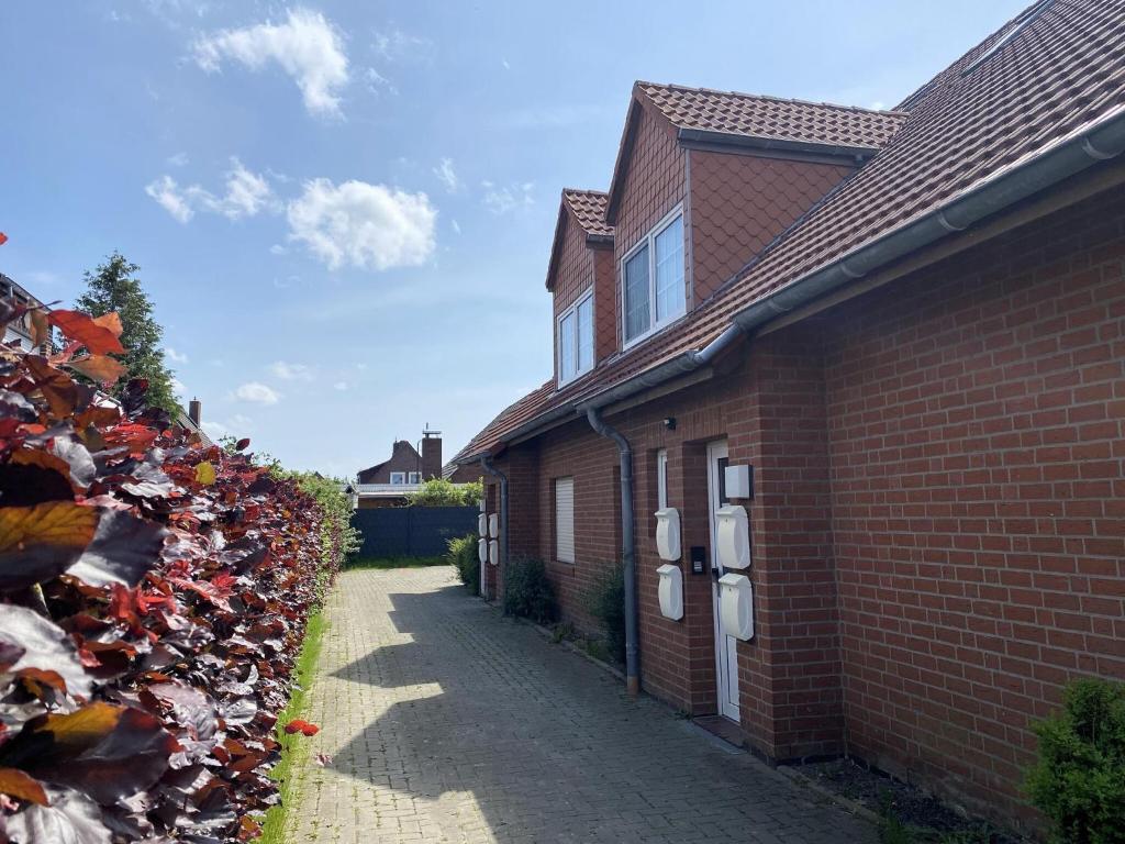 een bakstenen gebouw met telefooncellen aan de zijkant bij Apartment, Dornumersiel in Dornumersiel