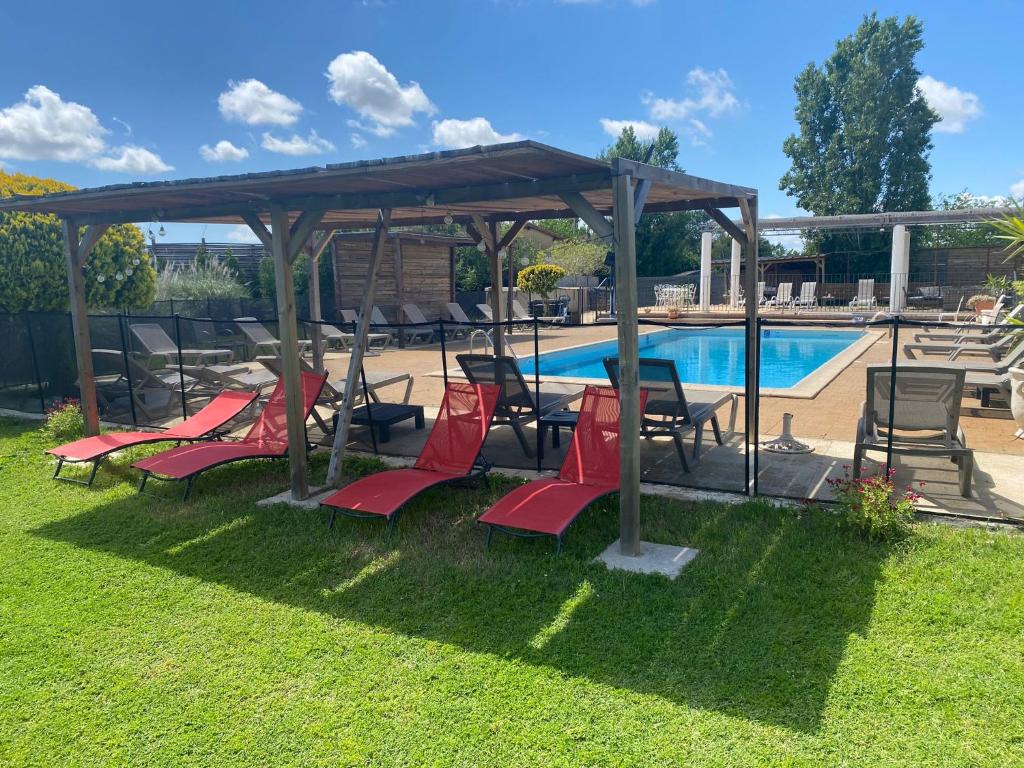 Bazén v ubytování Hôtel le Mas des Ponts d'Arles nebo v jeho okolí