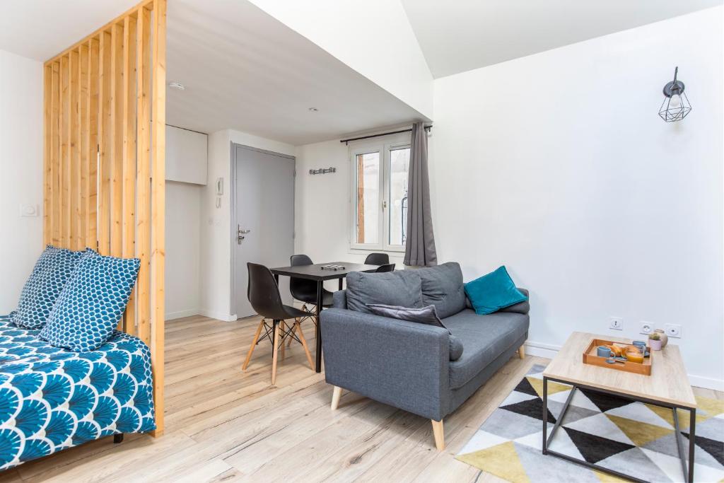 un salon avec un canapé et une table dans l'établissement Dominici 5 CahorsCityStay, à Cahors