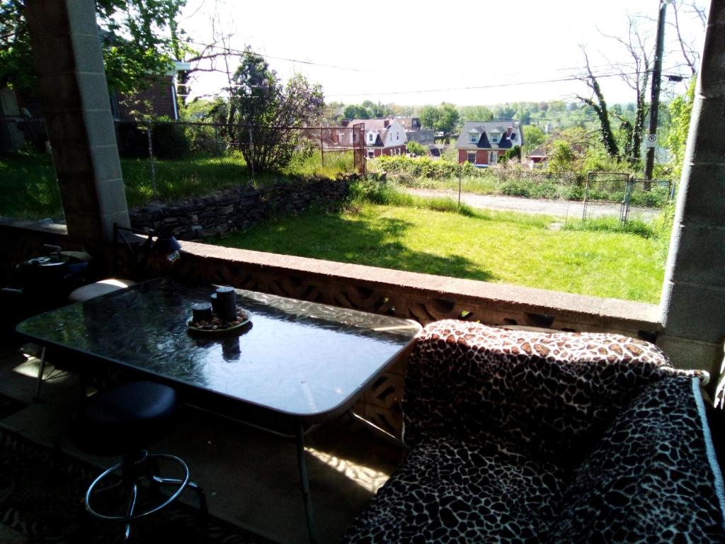 una mesa y sillas frente a una ventana en A cozy bedroom for you to relax, en Pittsburgh