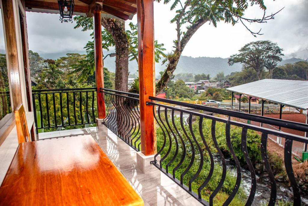 La Casa de Cecilia Mindo - Family Room With Mountain View