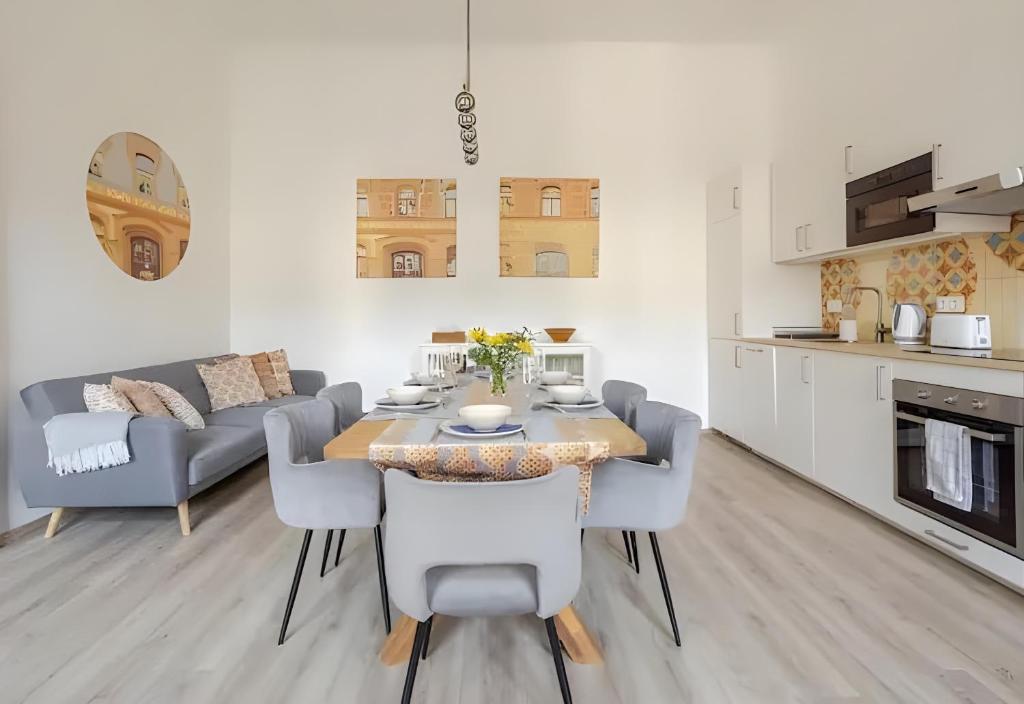 eine Küche und ein Wohnzimmer mit einem Tisch und Stühlen in der Unterkunft Brody Art Boutique Apartment in Budapest
