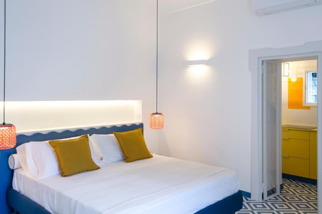 Ein Bett oder Betten in einem Zimmer der Unterkunft o' mar - Amalfi Coast Suite