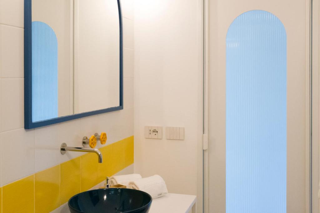 Ein Badezimmer in der Unterkunft o' mar - Amalfi Coast Suite