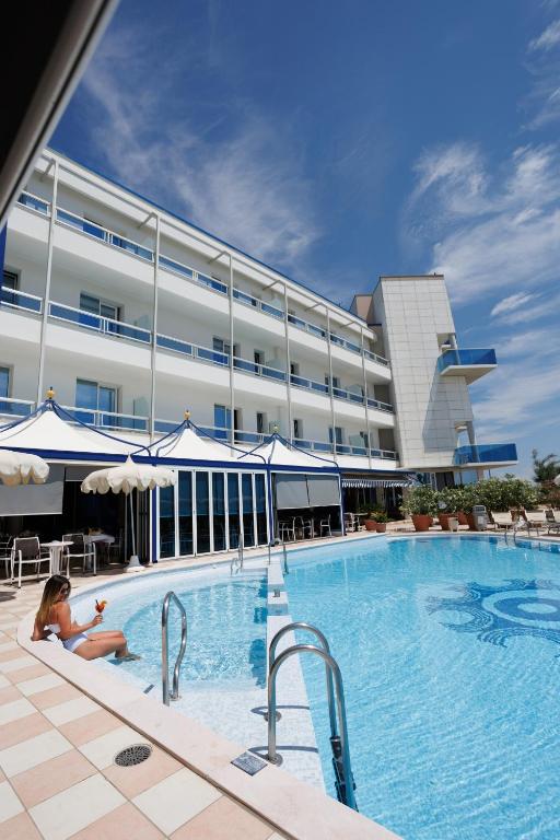 The swimming pool at or close to Hotel Panoramic