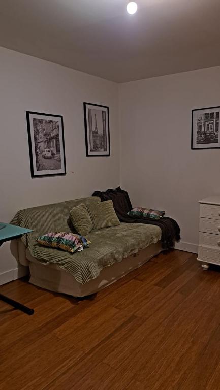 Ce lit se trouve dans un dortoir doté de parquet. dans l'établissement Joli 2 pièces - du centre de Paris 12 minutes, aux Lilas