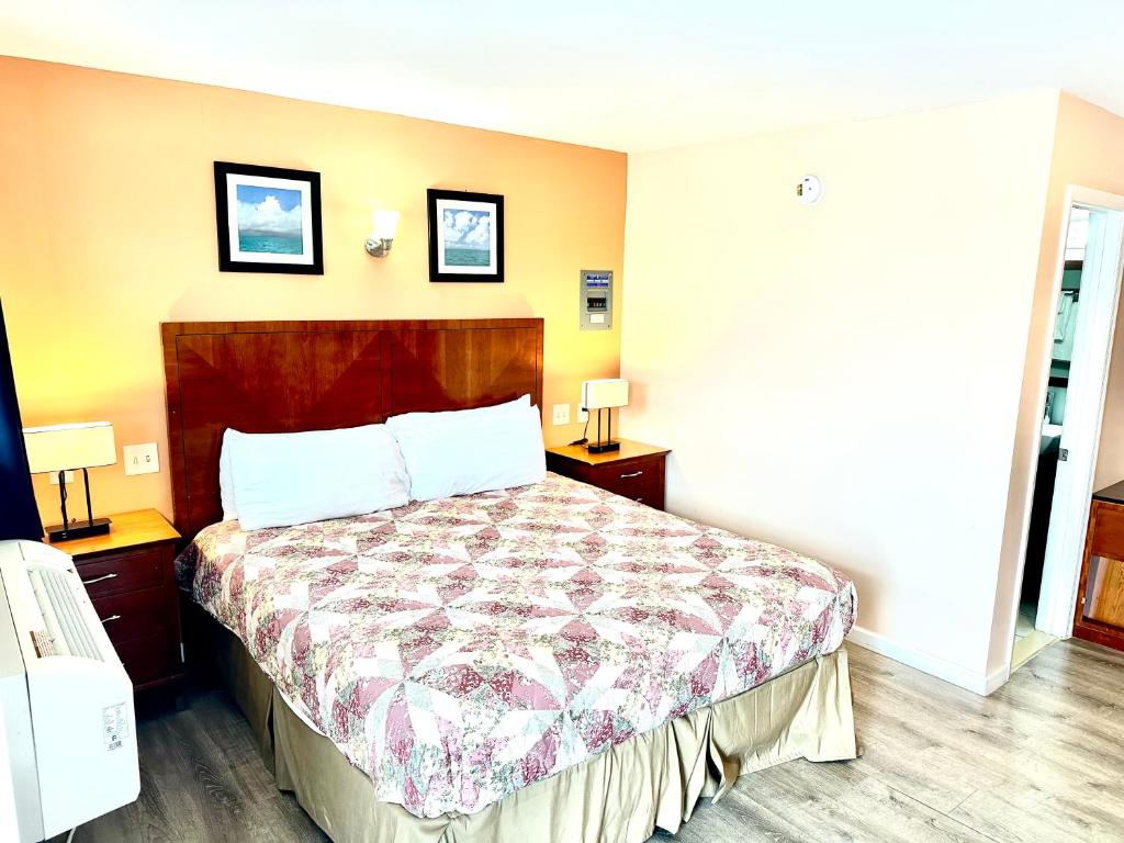 1 dormitorio con 1 cama, 2 mesas y 2 lámparas en Atlantic Breeze Motel & Apartments en Ocean City