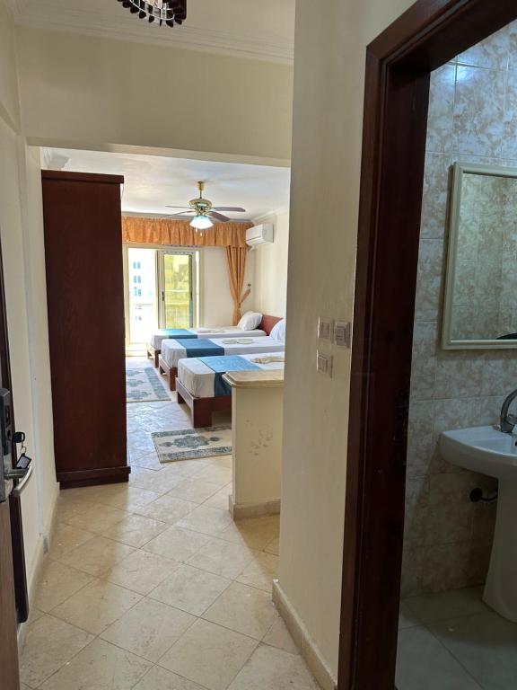 bianco Hotel & Suites في مرسى مطروح: غرفة بسريرين وصالة جلوس
