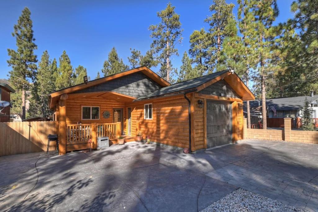 ビッグ・ベア・シティにあるStylish Elysian Big Bear Cabin w Enclosed backyardの丸太の家