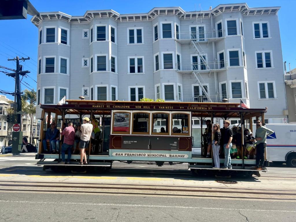 un tram in una strada di fronte a un edificio di The Dorel SF a San Francisco