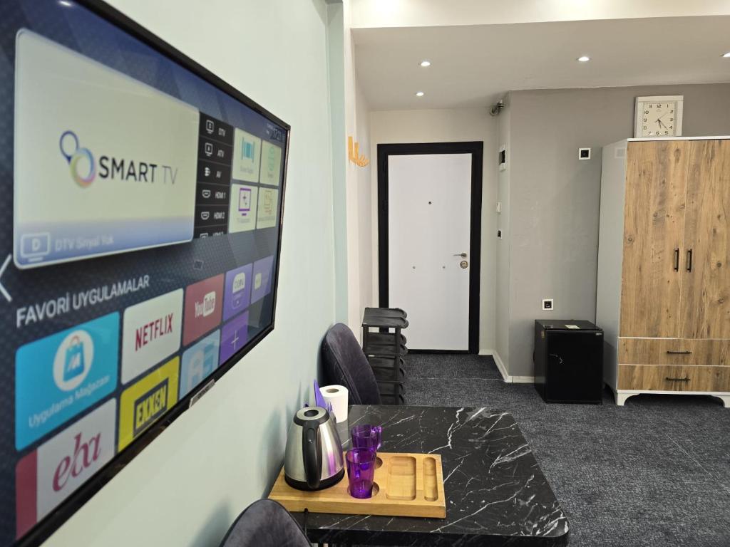 Příslušenství pro přípravu čaje a kávy v ubytování Uyu Room Uşak Otel