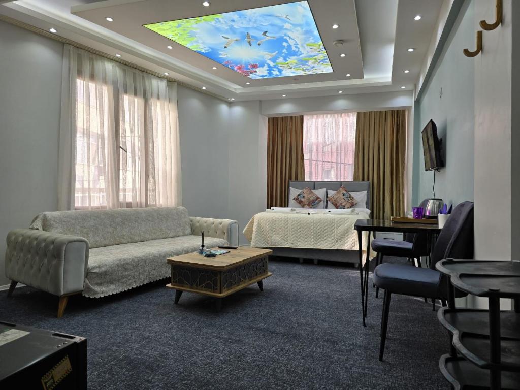 Posezení v ubytování Uyu Room Uşak Otel