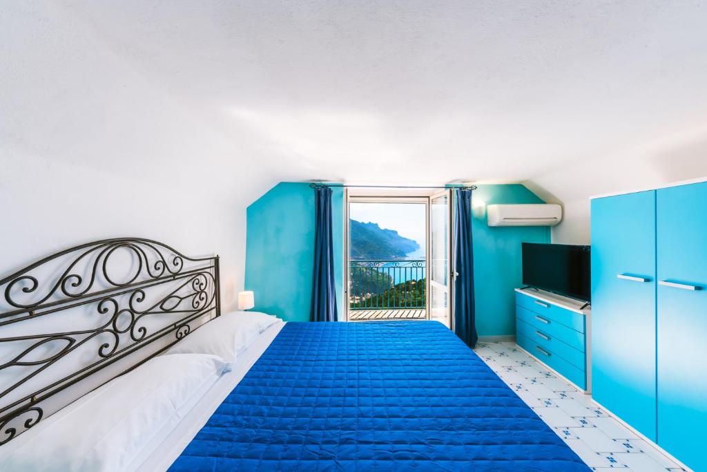 เตียงในห้องที่ Sea view - Two bedroom - Ravello houses