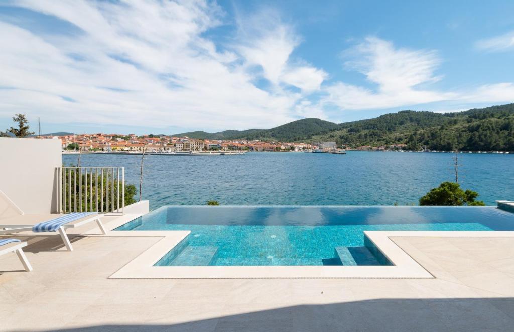 - une piscine avec vue sur une étendue d'eau dans l'établissement Luxury & stylish Villa Lavanda 5 m from the sea, à Vela Luka