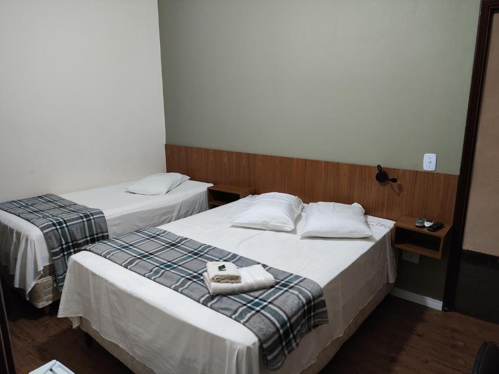 Ένα ή περισσότερα κρεβάτια σε δωμάτιο στο Hotel Elithi - O melhor custo benefício