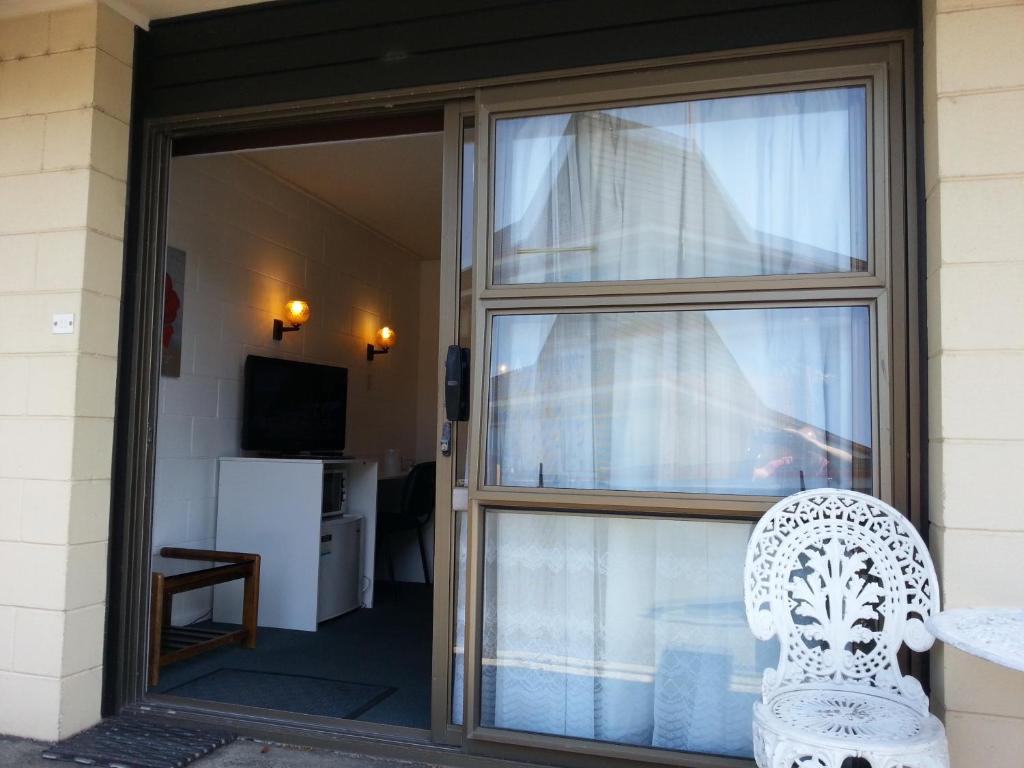 TV a/nebo společenská místnost v ubytování Orana Motor Inn & Restaurant