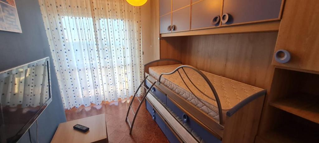Mały pokój z łóżkiem piętrowym w pokoju w obiekcie La finestra sul mare w mieście Madonna della Pace
