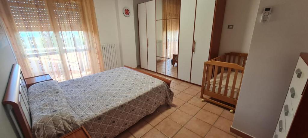 Łóżko lub łóżka w pokoju w obiekcie La finestra sul mare