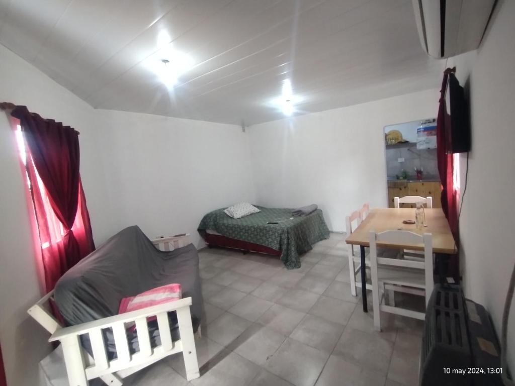 En eller flere senger på et rom på La Esquina