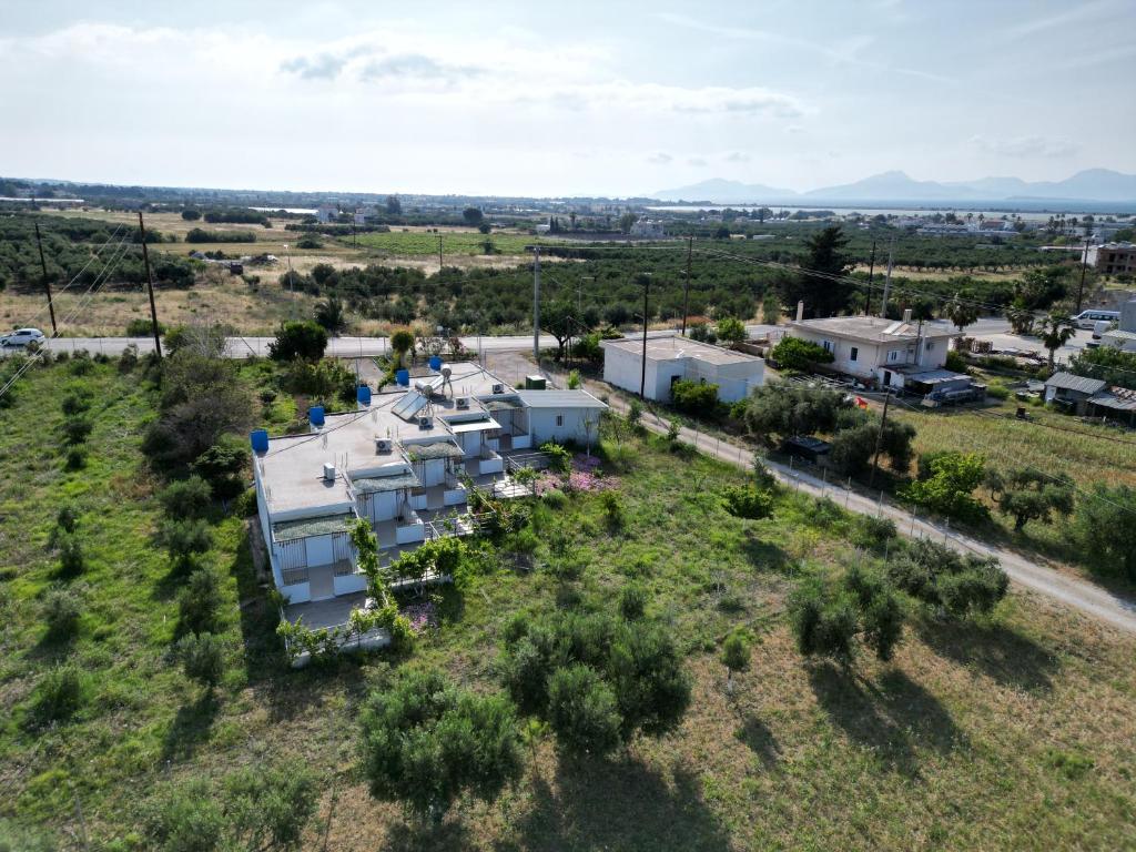 una vista aerea di una casa in un campo di Elgreco Apartment, at Tigaki, near the sea "2" a Città di Kos