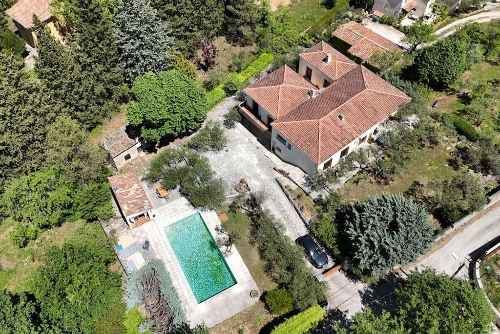 an overhead view of a house with a swimming pool at La Magadorelle - Villa Spacieuse - 5 chb & Piscine in Brignoles