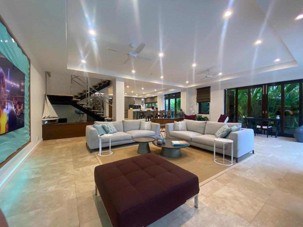 Posezení v ubytování AQUA Beachfront Villa Port Douglas