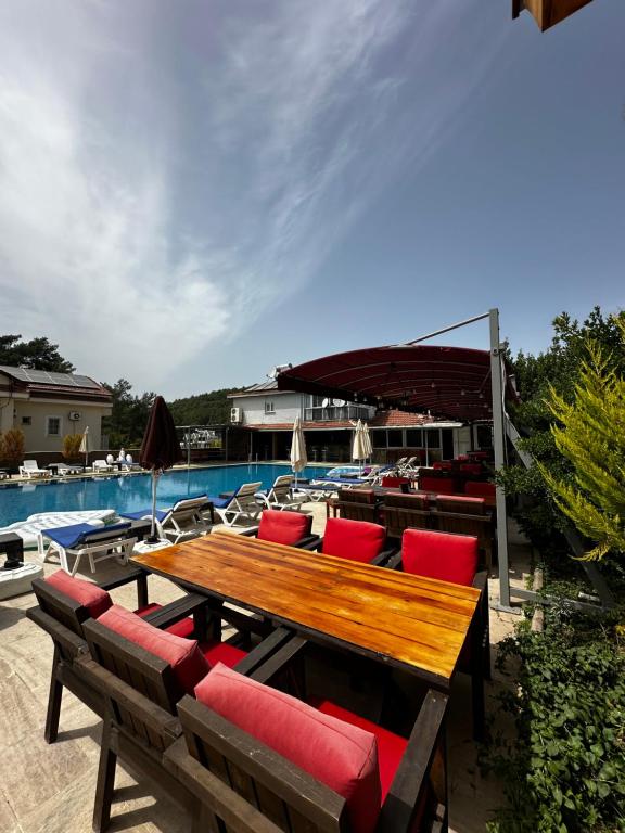 Bazén v ubytování Carmina Hotel nebo v jeho okolí