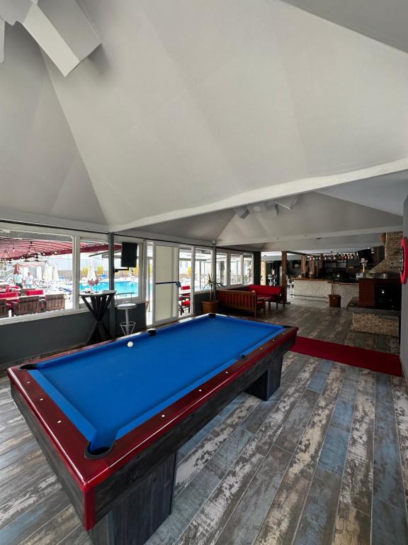 Biliár nebo kulečník v ubytování Carmina Hotel