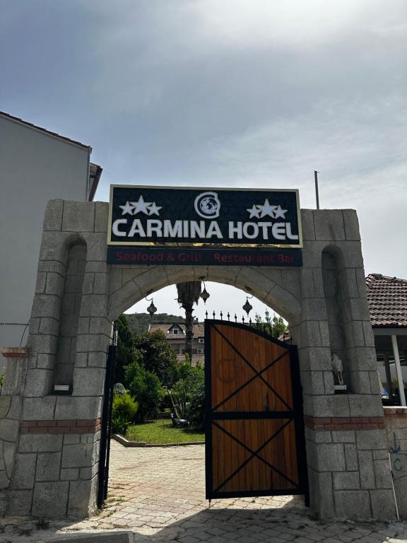 una entrada a un hotel con una puerta de madera en Carmina Hotel, en Ovacık