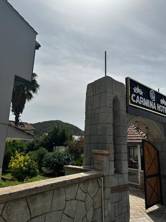 Nespecifikovaný výhled na hory nebo výhled na hory při pohledu z hotelu
