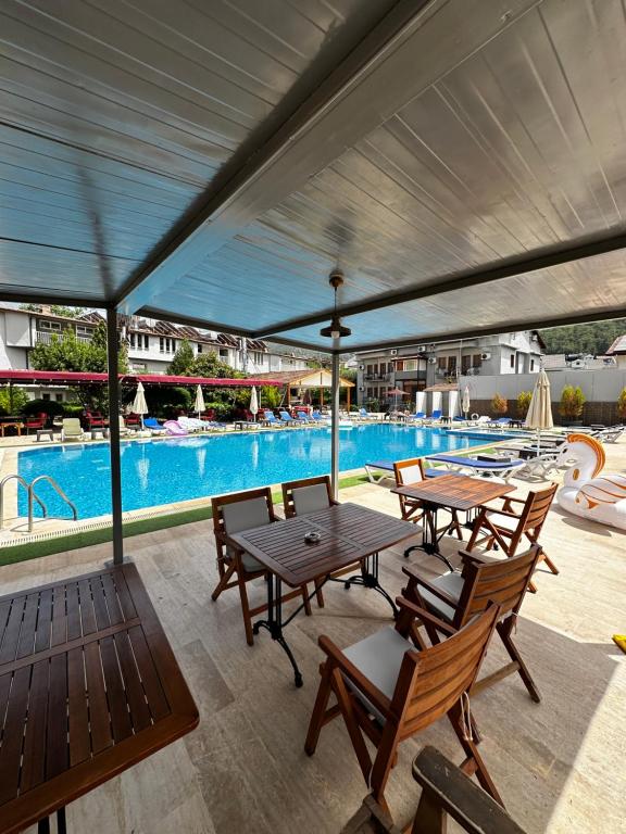 Bazén v ubytování Carmina Hotel nebo v jeho okolí