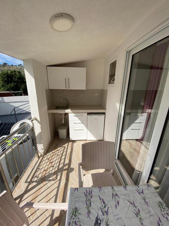 Kuchyň nebo kuchyňský kout v ubytování Apartmani Resetar