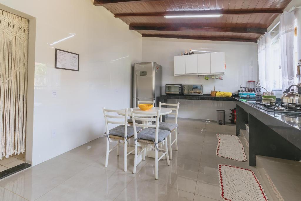 Kuchyň nebo kuchyňský kout v ubytování Casa temporada Condomínio Clube, até 10 pessoas.