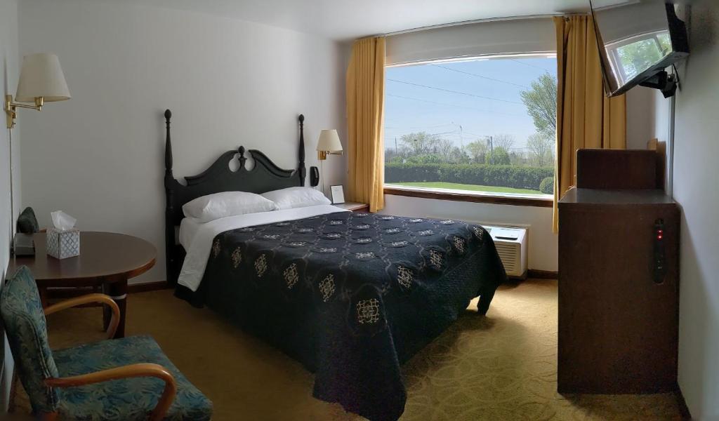 Postel nebo postele na pokoji v ubytování South Side Inn - Burlington