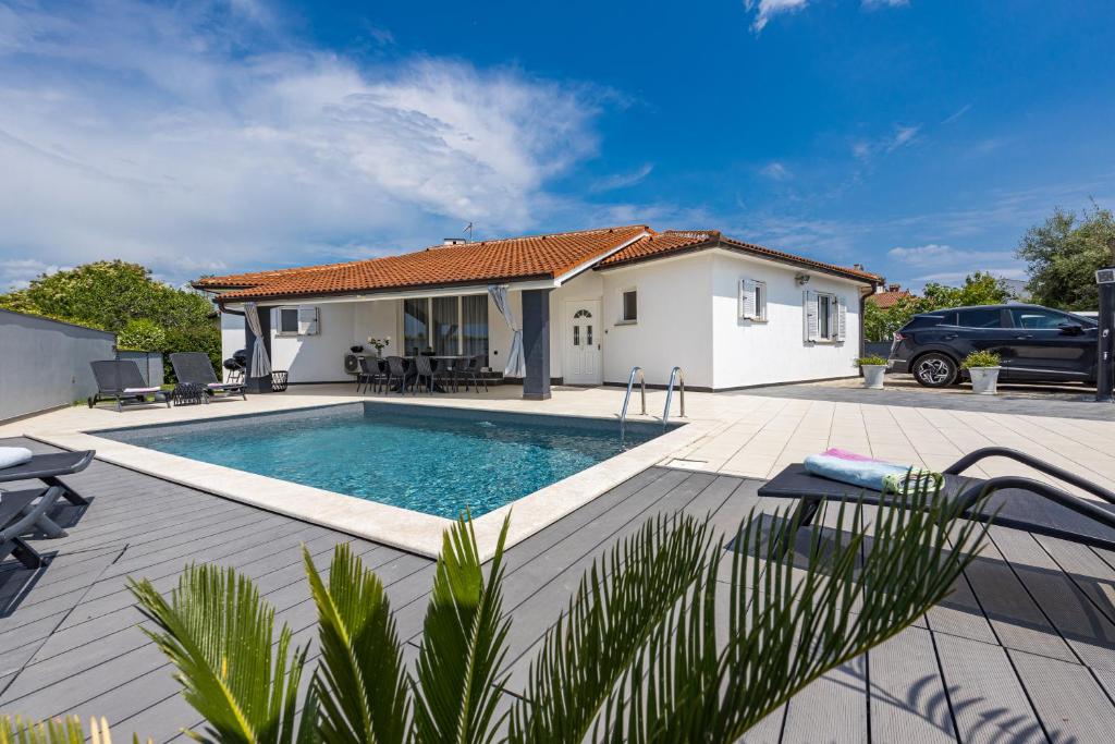 uma villa com uma piscina e uma casa em Villa 50 Shades of Grey em Pula